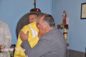 Un vecino echa un cable para la misa en Tecén (Foto Francisco J. Santana)